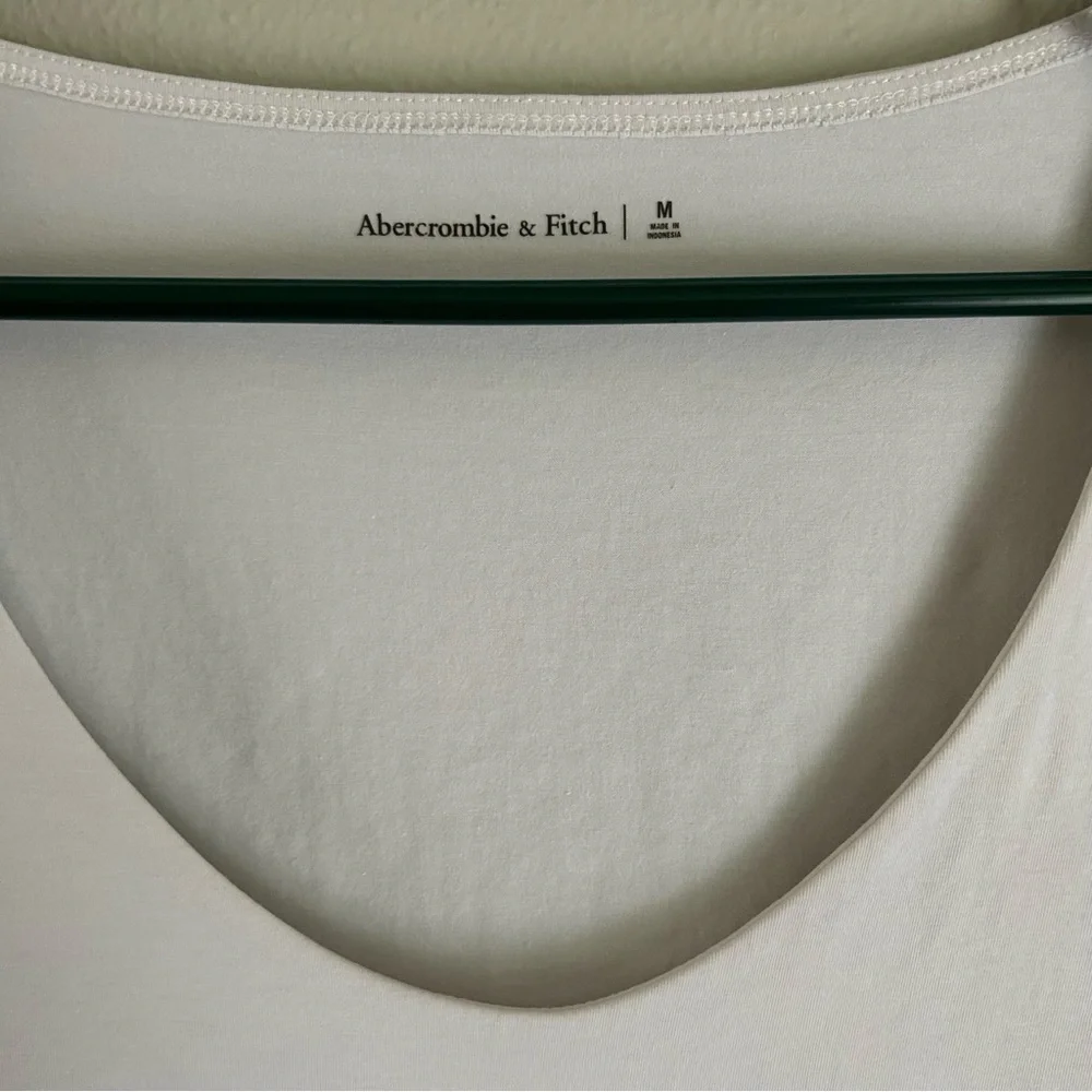 Women’s Abercrombie & Fitch Scoop Neck T-Shirt - Picture 2 of 4